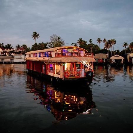 Vaishnav Tours Hotel Alappuzha Екстериор снимка