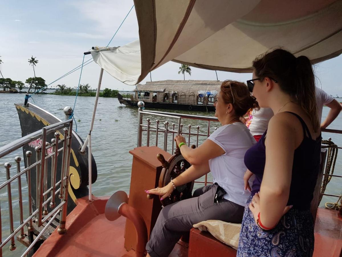 Vaishnav Tours Hotel Alappuzha Екстериор снимка