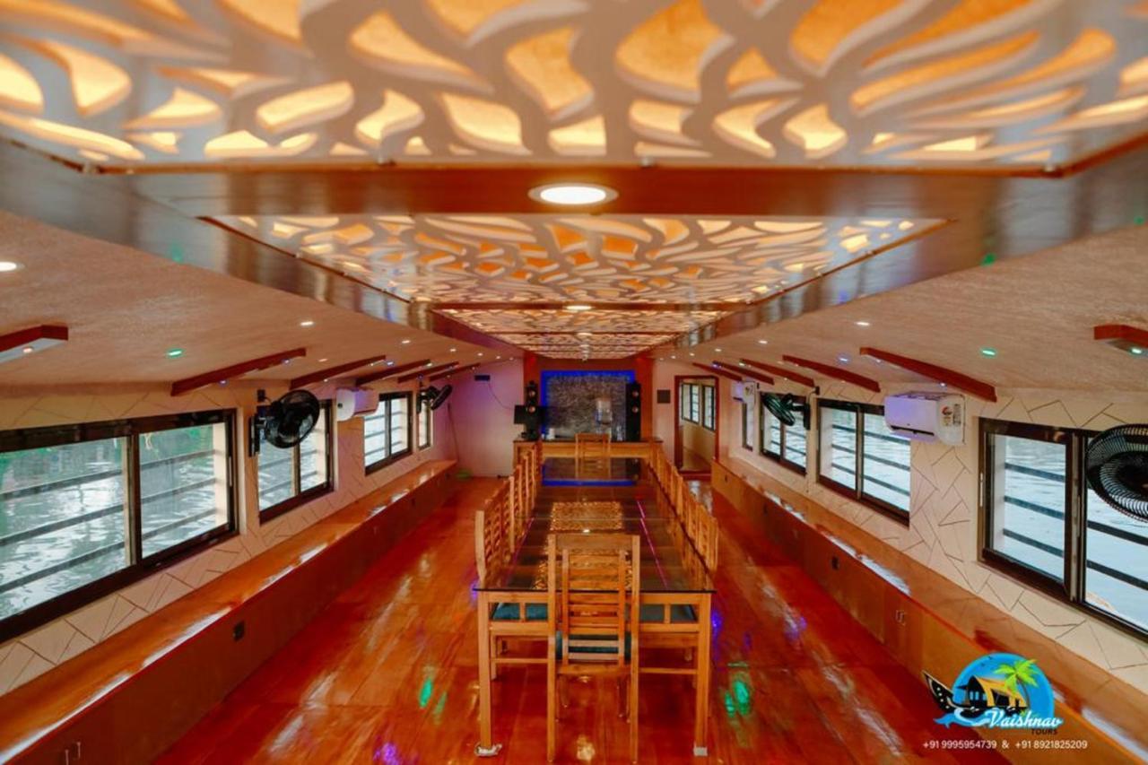 Vaishnav Tours Hotel Alappuzha Екстериор снимка