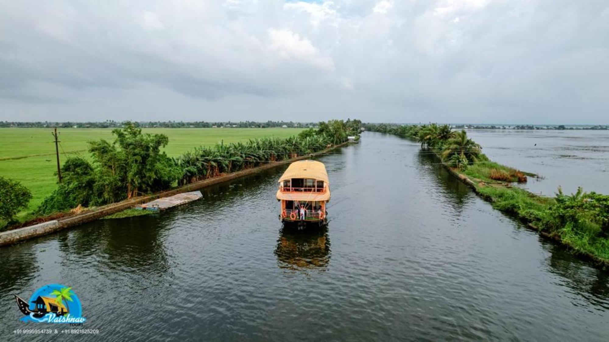 Vaishnav Tours Hotel Alappuzha Екстериор снимка