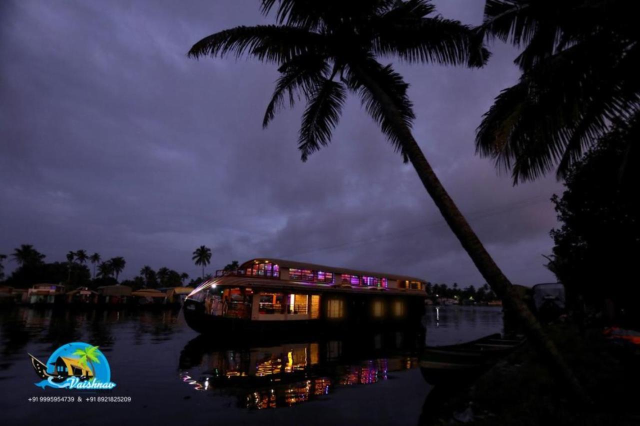 Vaishnav Tours Hotel Alappuzha Екстериор снимка