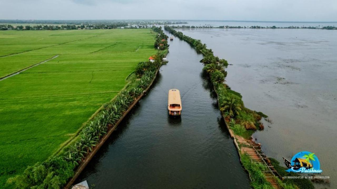 Vaishnav Tours Hotel Alappuzha Екстериор снимка