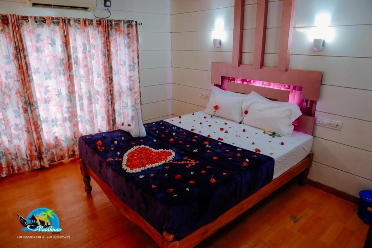 Vaishnav Tours Hotel Alappuzha Екстериор снимка