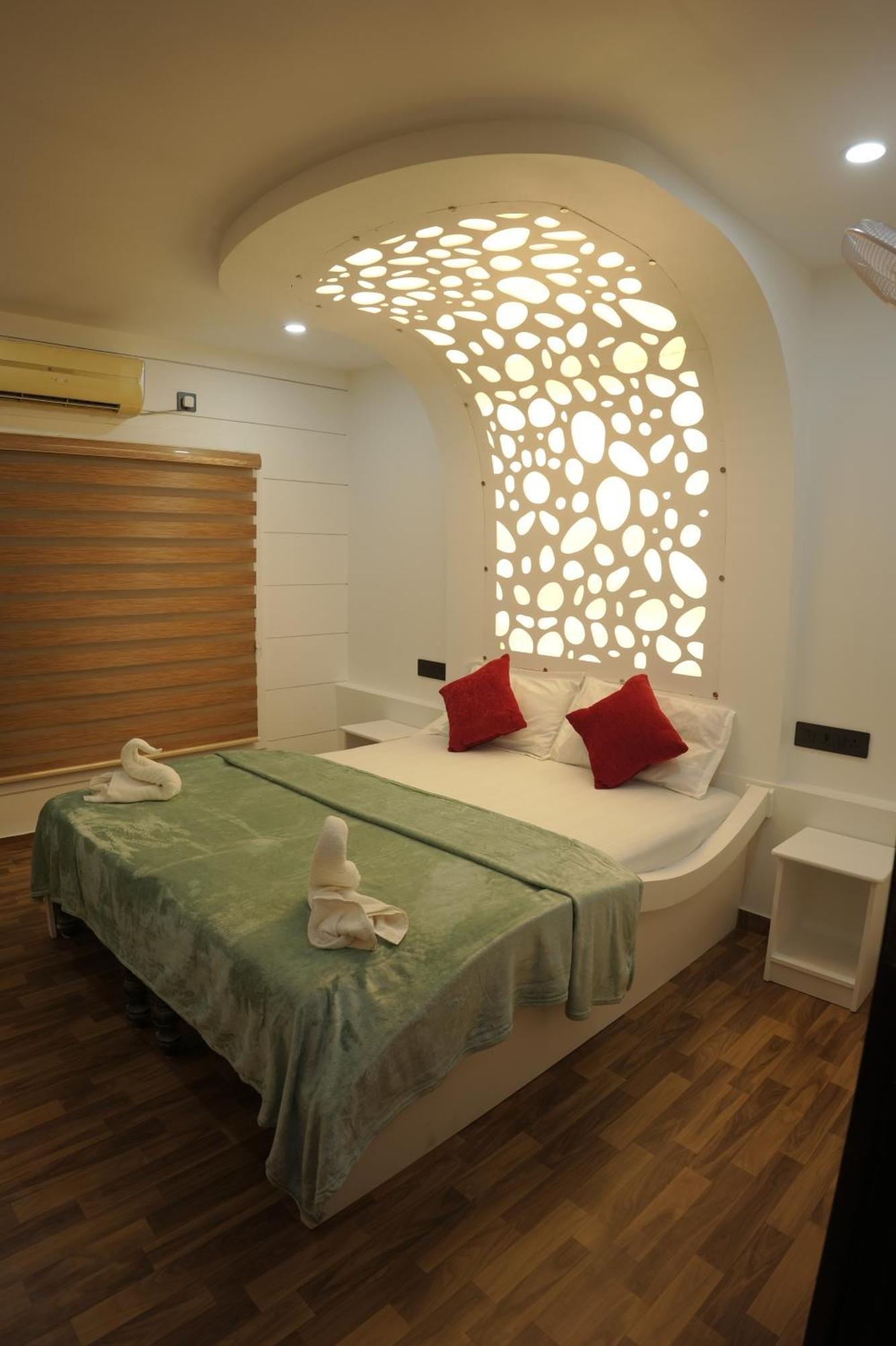 Vaishnav Tours Hotel Alappuzha Екстериор снимка