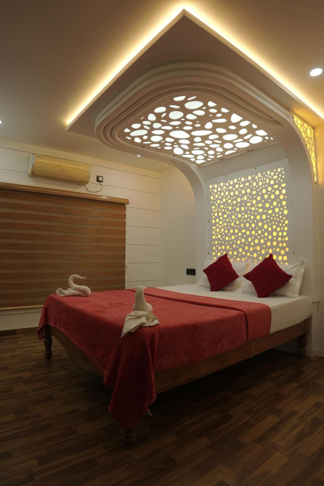Vaishnav Tours Hotel Alappuzha Екстериор снимка