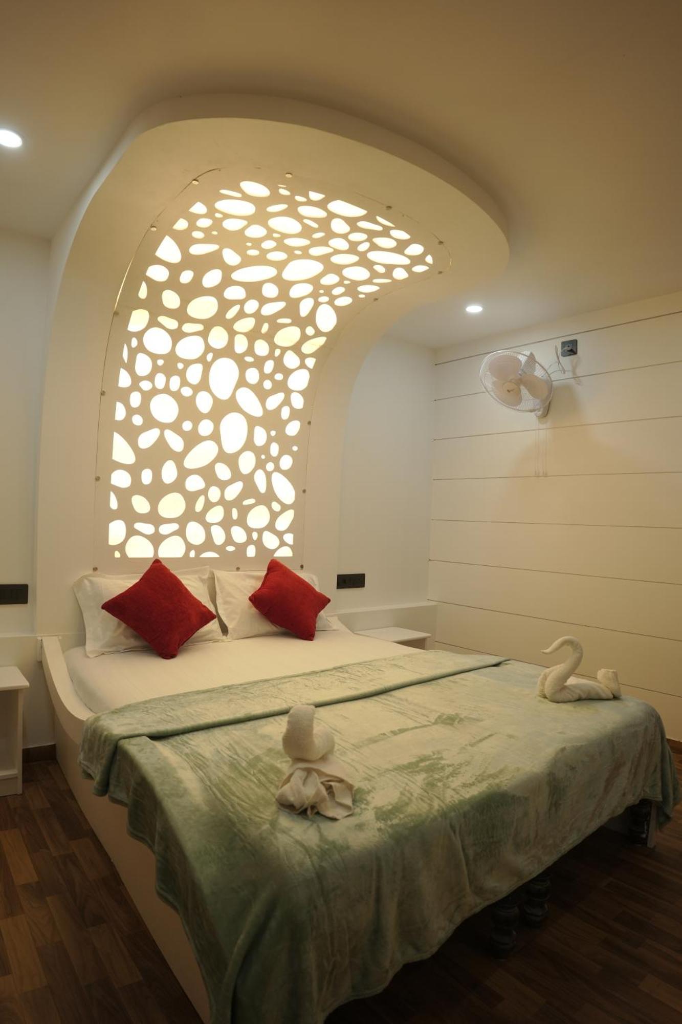 Vaishnav Tours Hotel Alappuzha Екстериор снимка