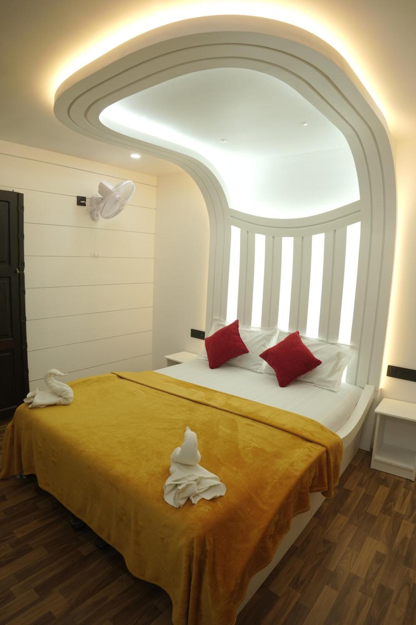 Vaishnav Tours Hotel Alappuzha Екстериор снимка