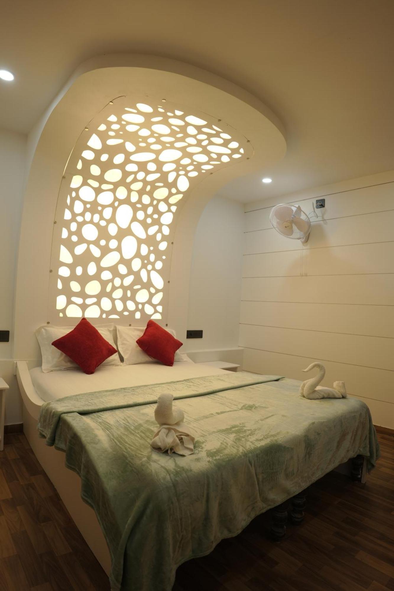 Vaishnav Tours Hotel Alappuzha Екстериор снимка