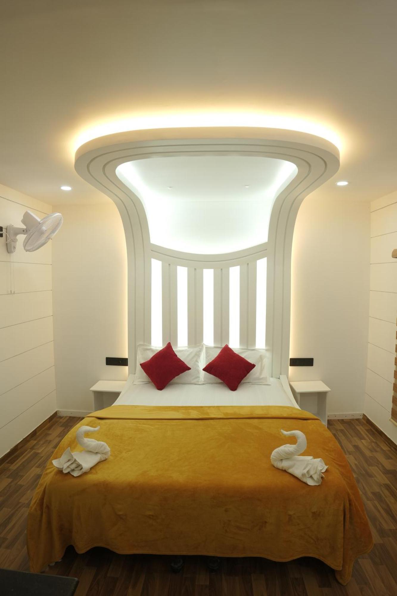 Vaishnav Tours Hotel Alappuzha Екстериор снимка