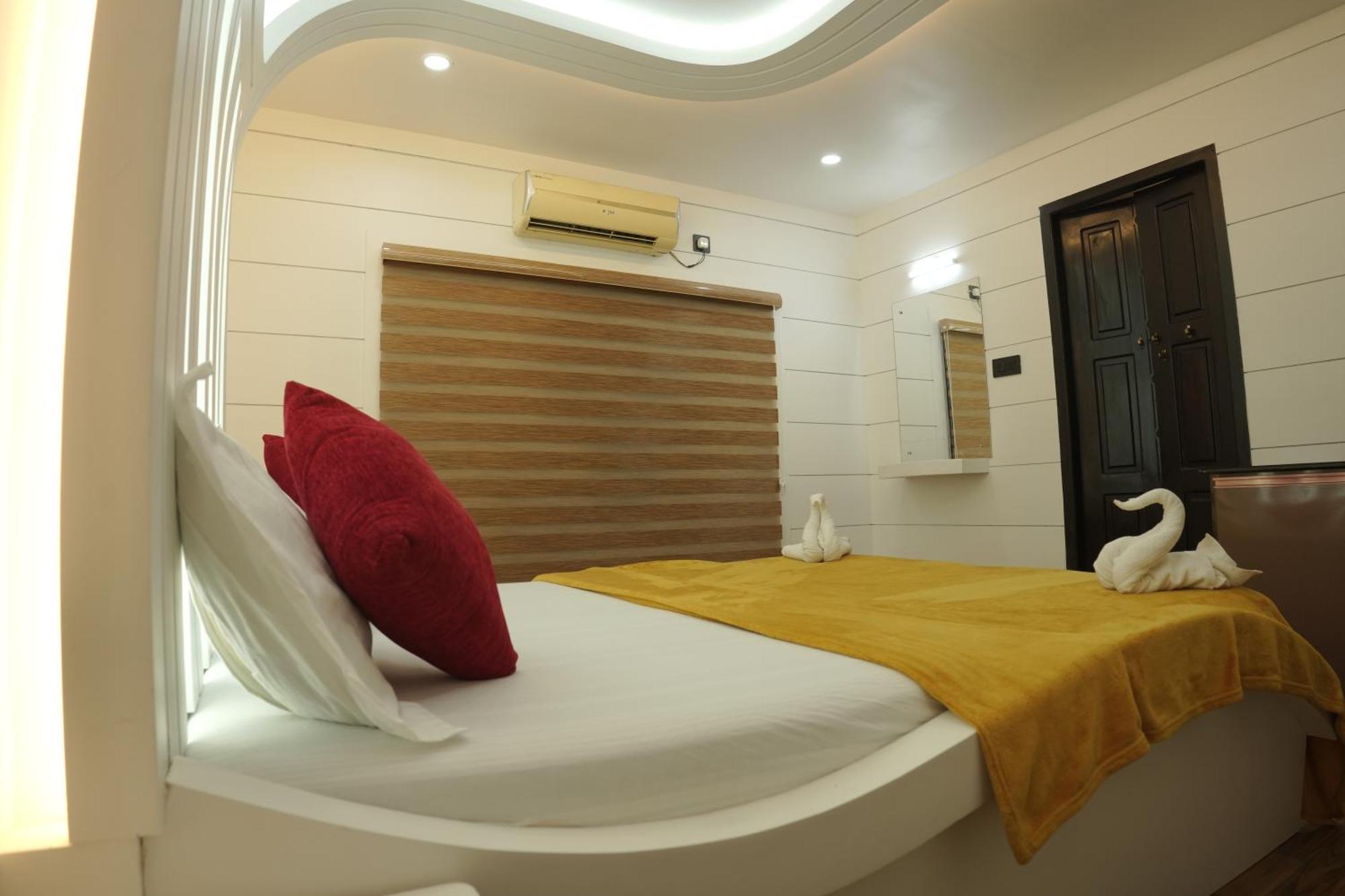 Vaishnav Tours Hotel Alappuzha Екстериор снимка