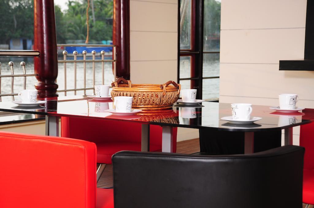 Vaishnav Tours Hotel Alappuzha Екстериор снимка