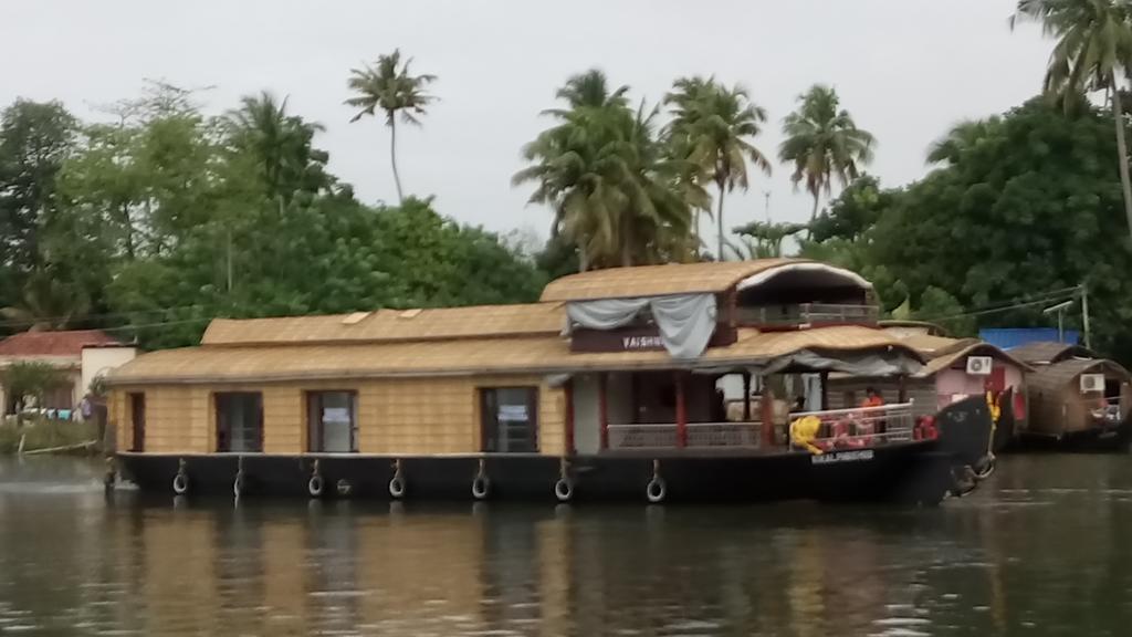 Vaishnav Tours Hotel Alappuzha Екстериор снимка