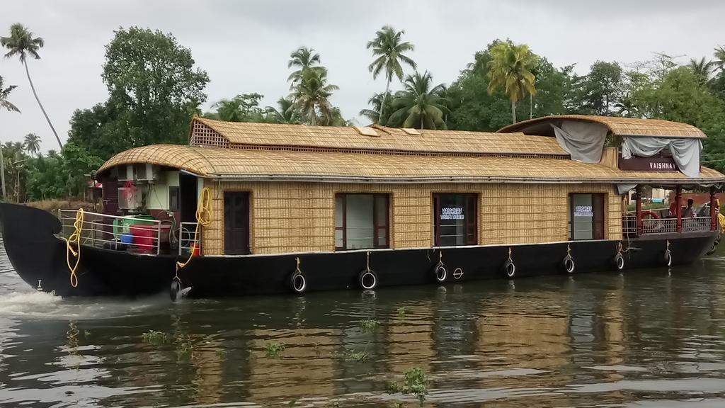 Vaishnav Tours Hotel Alappuzha Екстериор снимка