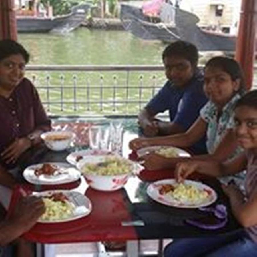 Vaishnav Tours Hotel Alappuzha Екстериор снимка