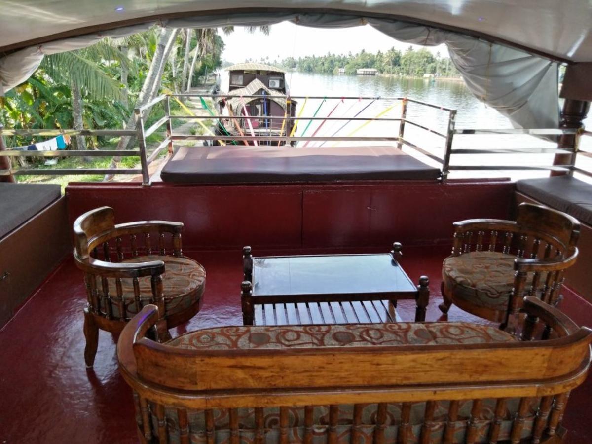Vaishnav Tours Hotel Alappuzha Екстериор снимка