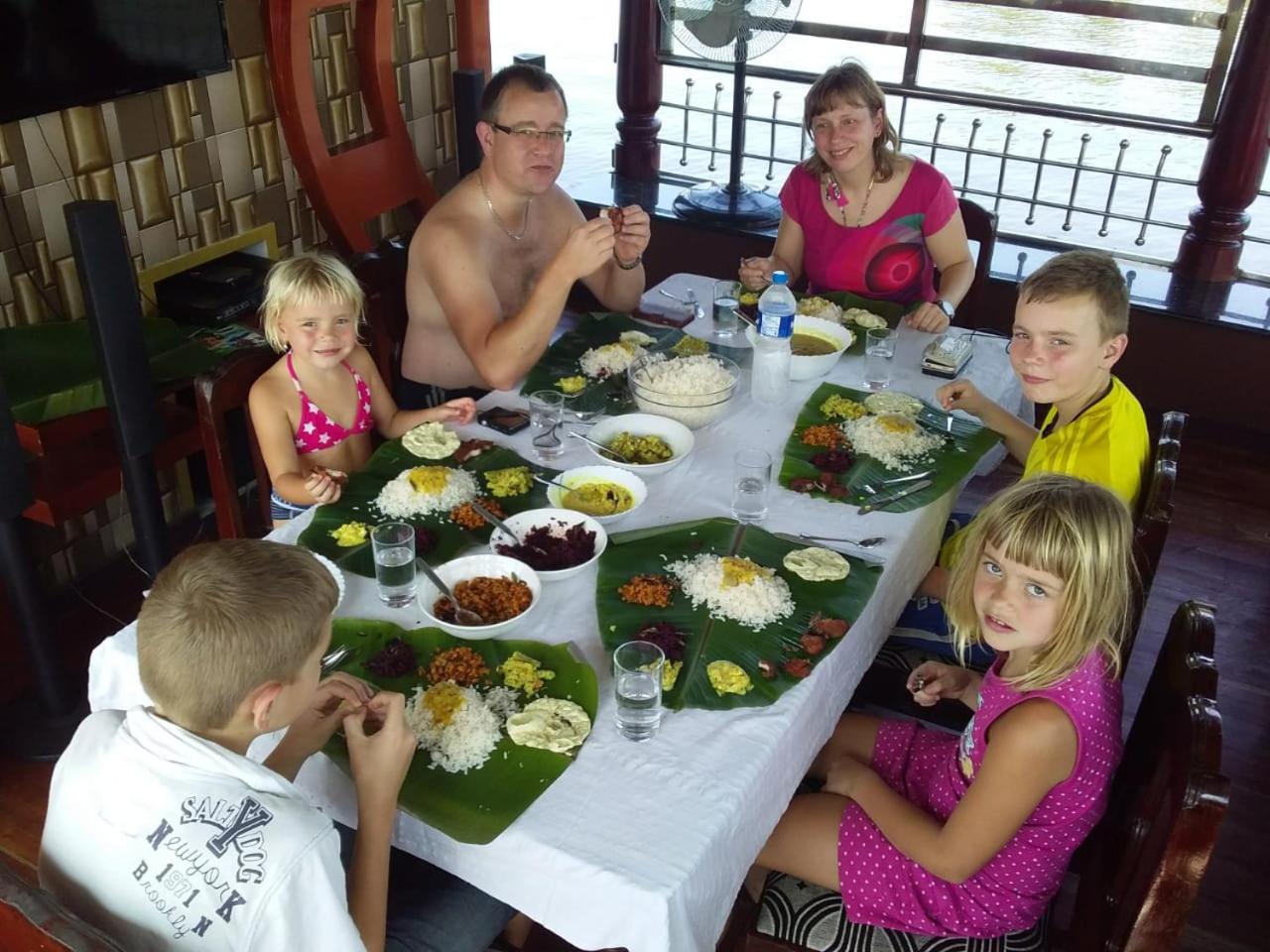 Vaishnav Tours Hotel Alappuzha Екстериор снимка
